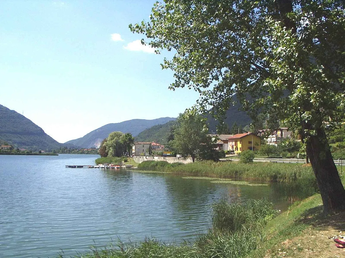 Riva del Lago di Endine